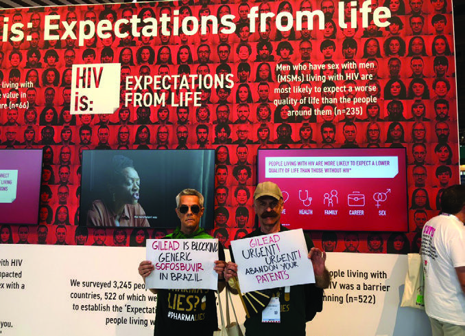 Paulo Giacomini e Jorge Beloqui protestando na Conferência de AIDS de Amsterdam.